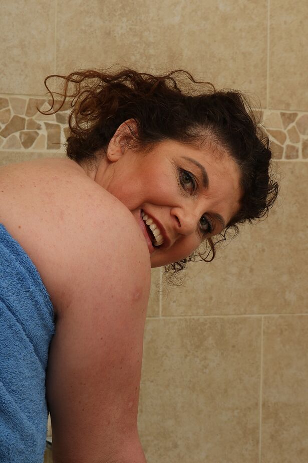 16P Jilly madura mais velha ensaboa seus peitos flácidos