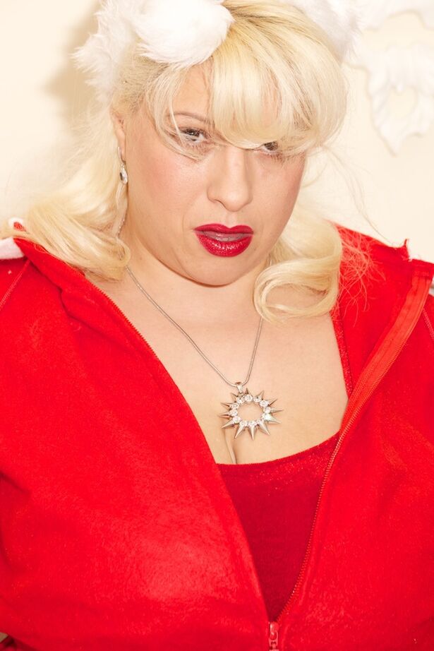 20P Loira BBW Gina George belisca os mamilos antes de tocar sua buceta no Natal