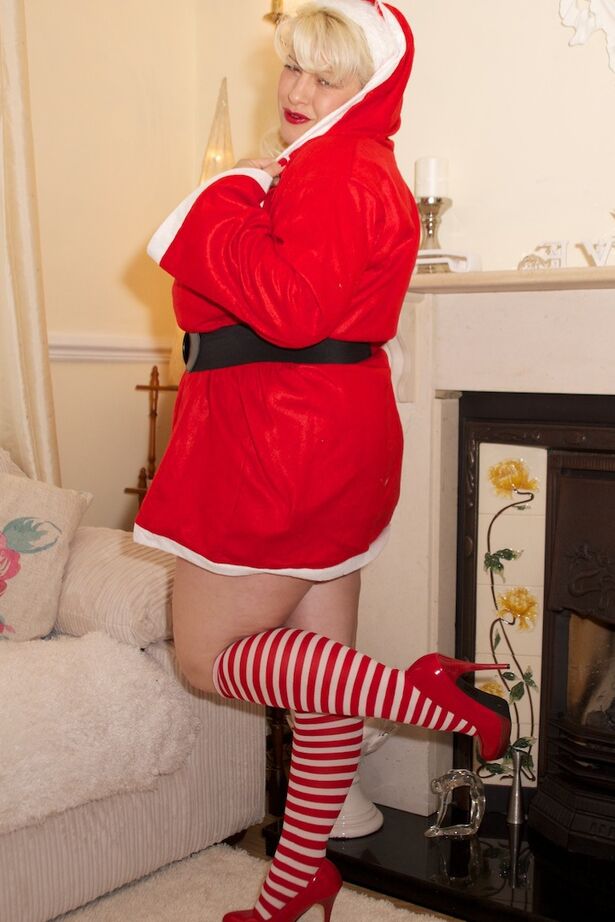 20P Loira BBW Gina George belisca os mamilos antes de tocar sua buceta no Natal