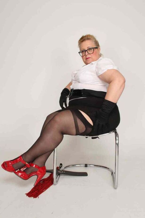20P Madura británica BBW Lexie Cummings agarra su gran trasero mientras muestra su coño perforado