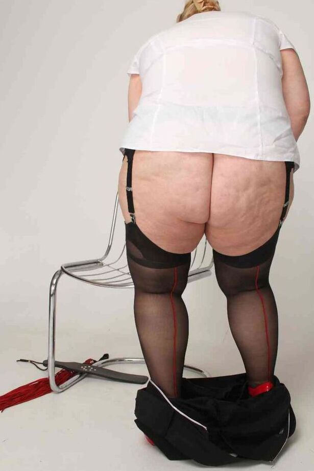 20P Madura británica BBW Lexie Cummings agarra su gran trasero mientras muestra su coño perforado