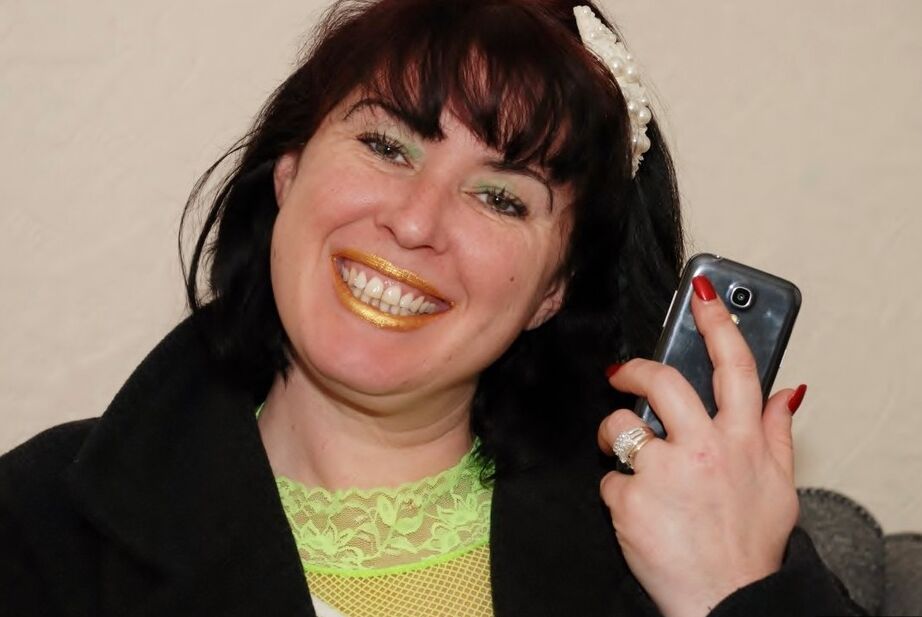 20P Die vollbusige reife Amateurin Juicey Janey cremt ihre Muschi während einer Nahaufnahme ein