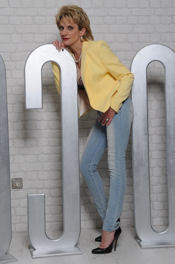 16P A elegante senhora idosa Lady Sonia descobre seus peitos grandes antes de tirar o jeans