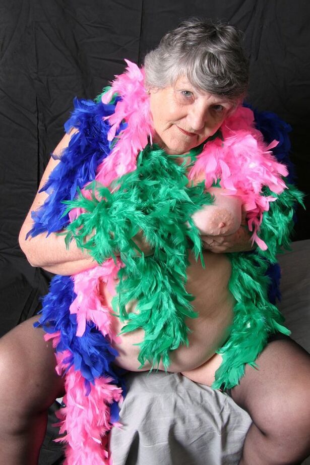 20P Fat UK, grand-mère amateur Libby, montre ses gros seins drapée dans des boas en plumes.