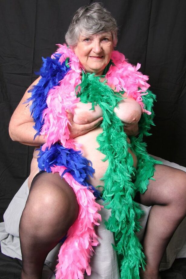 20P Fat UK, grand-mère amateur Libby, montre ses gros seins drapée dans des boas en plumes.
