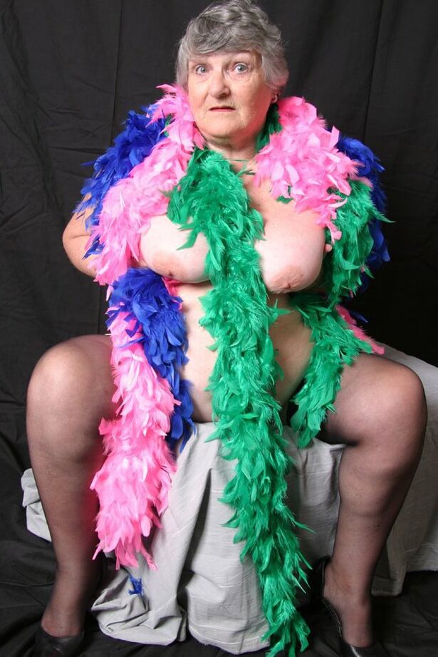 20P Fat UK, grand-mère amateur Libby, montre ses gros seins drapée dans des boas en plumes.