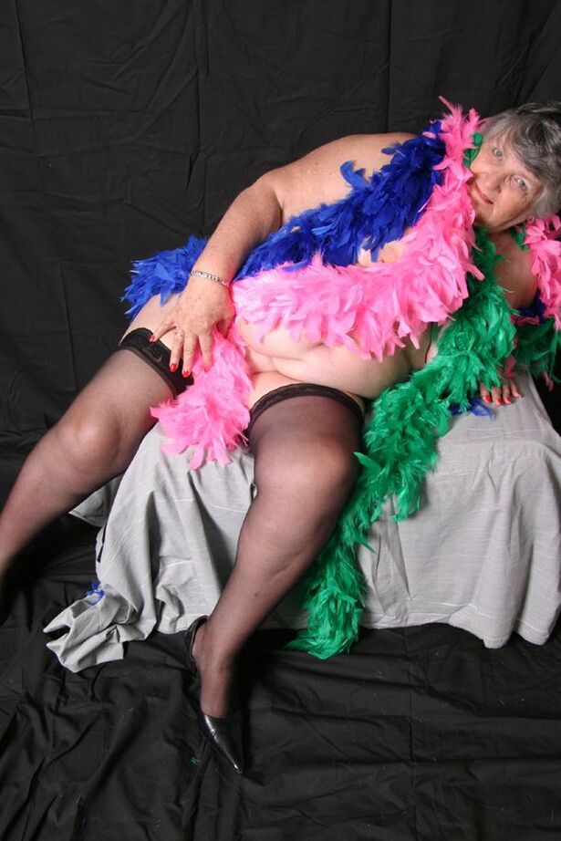 20P Fat UK, grand-mère amateur Libby, montre ses gros seins drapée dans des boas en plumes.