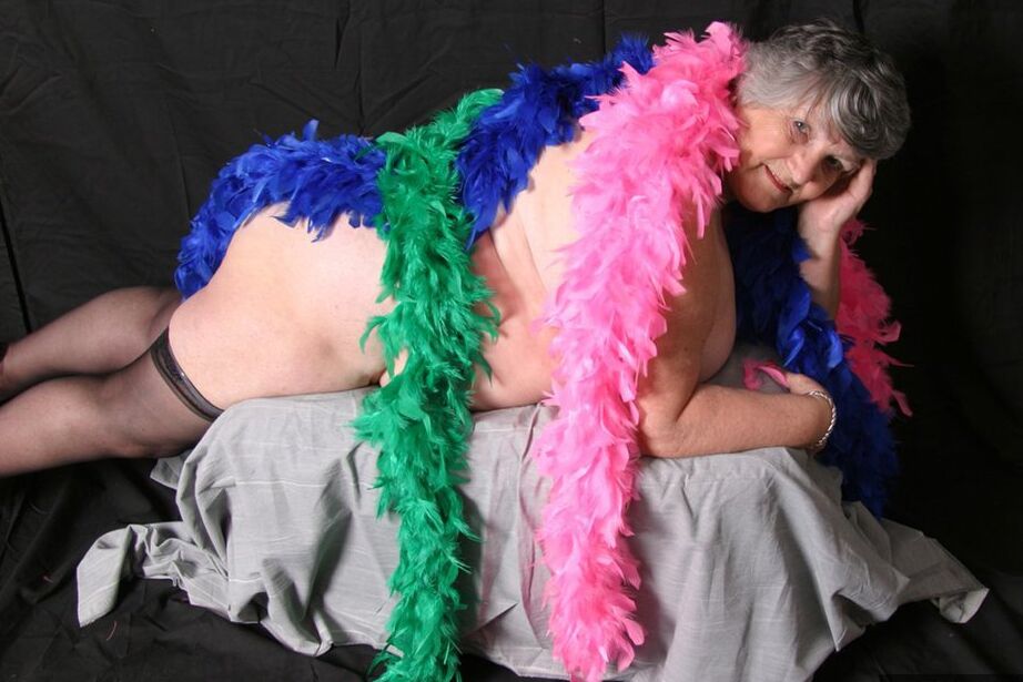 20P Fat UK, grand-mère amateur Libby, montre ses gros seins drapée dans des boas en plumes.
