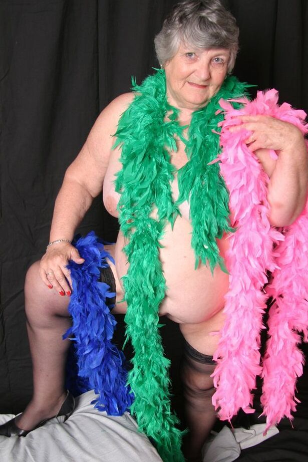 20P Fat UK, grand-mère amateur Libby, montre ses gros seins drapée dans des boas en plumes.