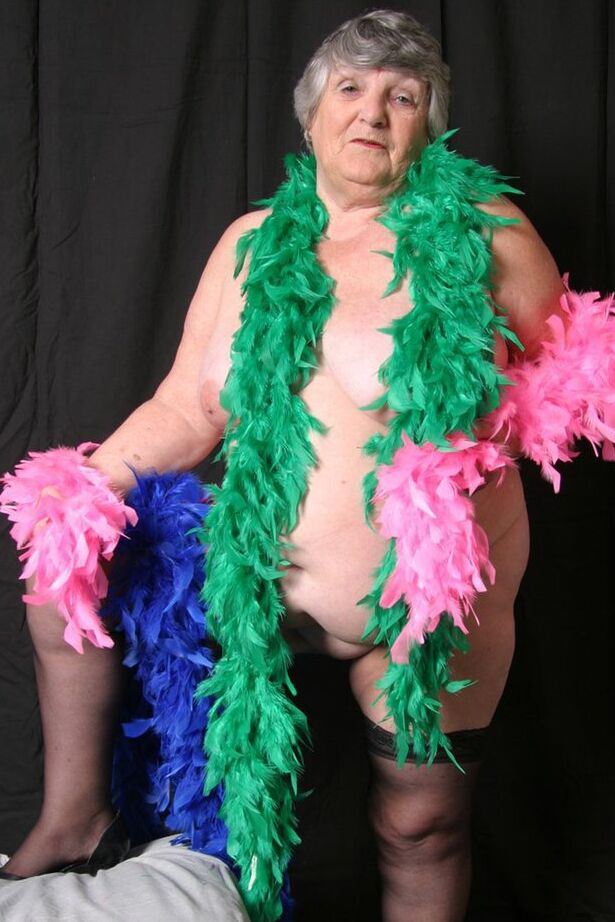 20P Fat UK, grand-mère amateur Libby, montre ses gros seins drapée dans des boas en plumes.