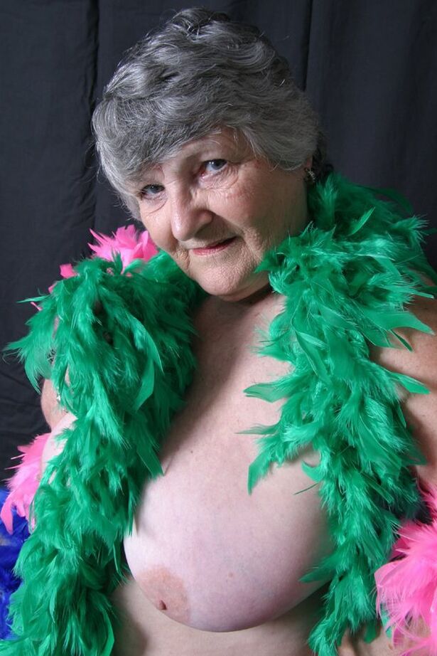 20P Fat UK, grand-mère amateur Libby, montre ses gros seins drapée dans des boas en plumes.