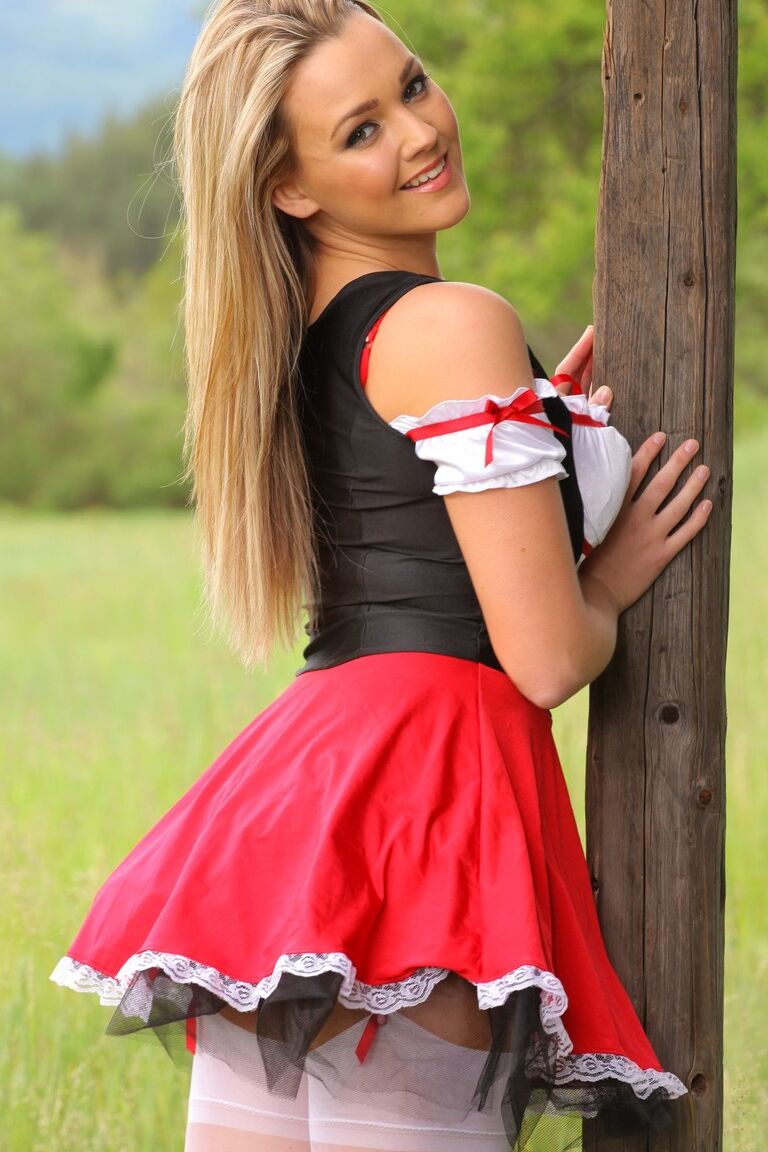 21P La sexy rubia Jodie Gasson da rienda suelta a sus grandes tetas
