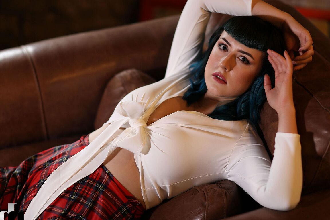 21P A estudante britânica Lisha Blackhurst faz topless