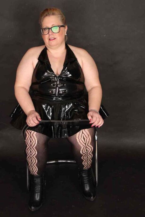 20P La gorda mayor Lexie Cummings muestra su coño perforado mientras rema su gran trasero