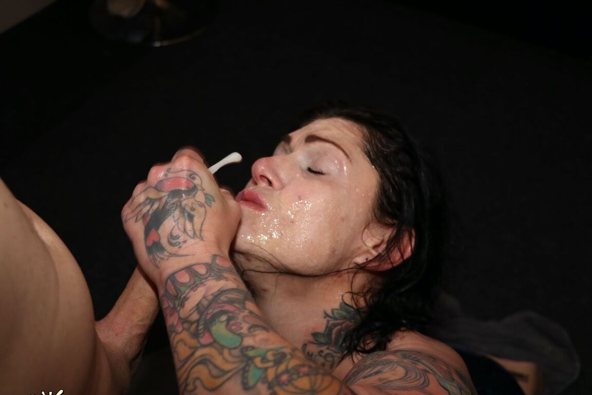 16P Morena tatuada recebe gozada facial durante um show de bukkake