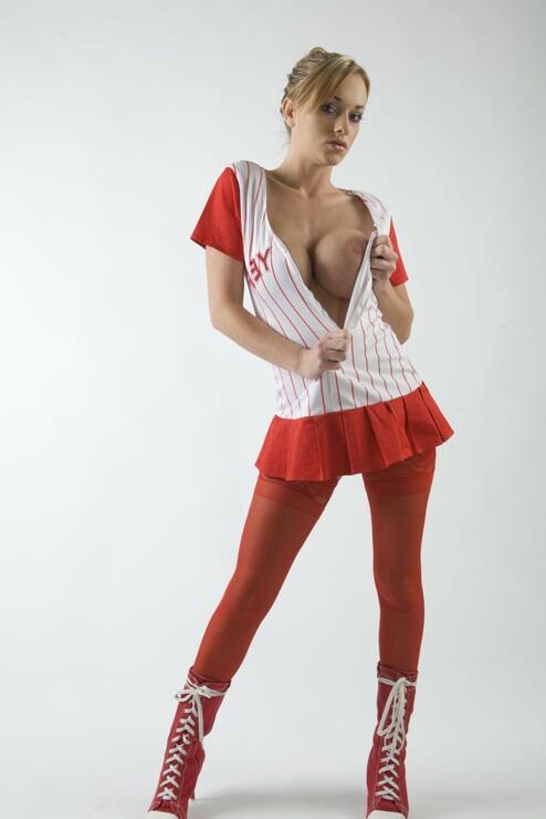 19P Blonde Cheerleaderin Paige Ashley zeigt ihre falschen Titten