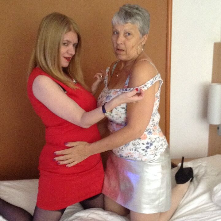 20P La amateur británica Lily May practica sexo lésbico con una abuela en la cama