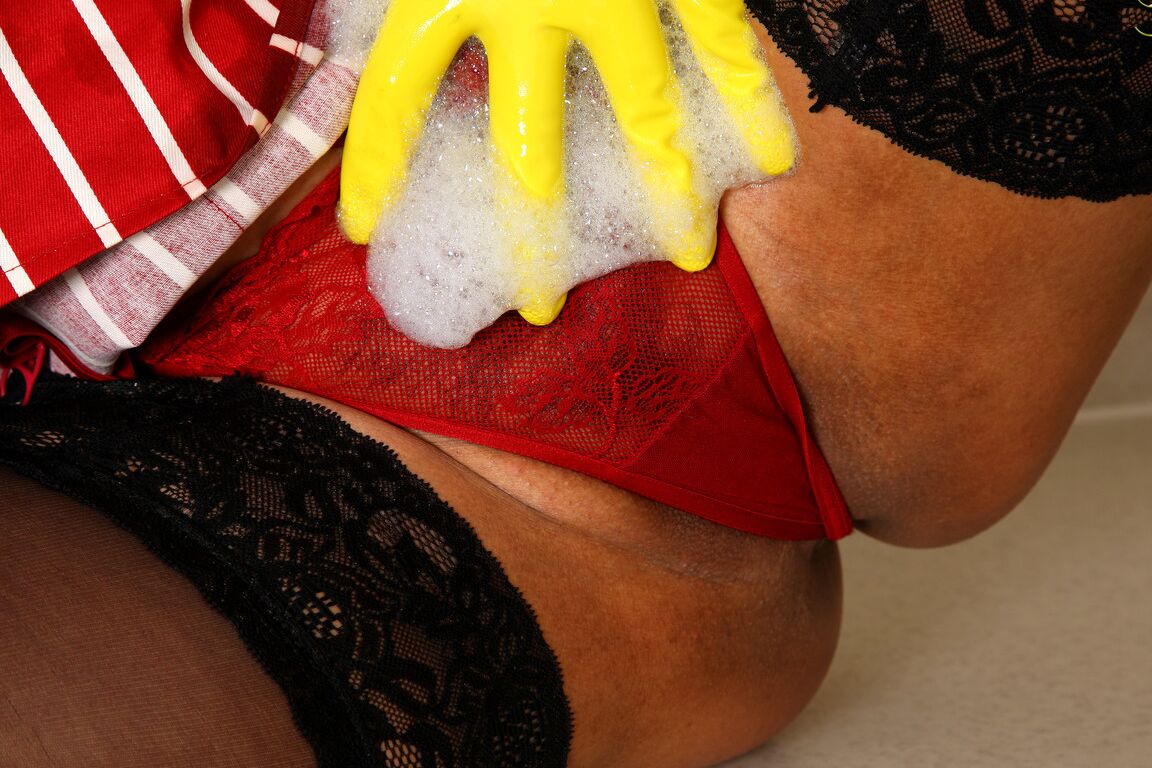 21P Femme de ménage britannique mature en bas, Danica Collins savonnant ses gros seins