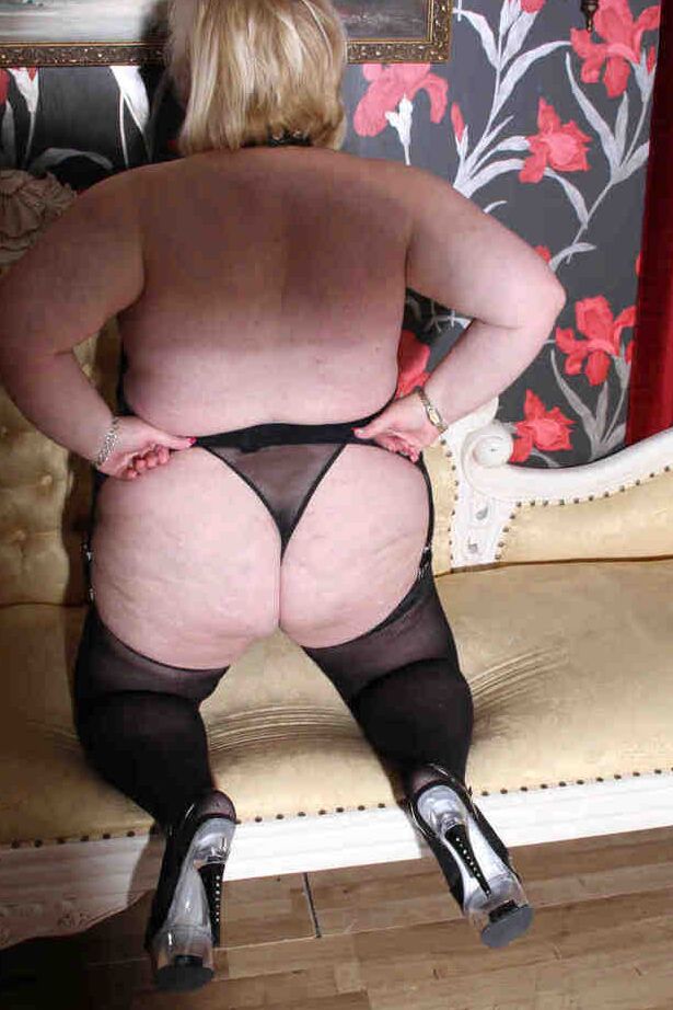 20P A loira obesa Lexie Cummings tira a lingerie antes de dedilhar sua buceta com piercing