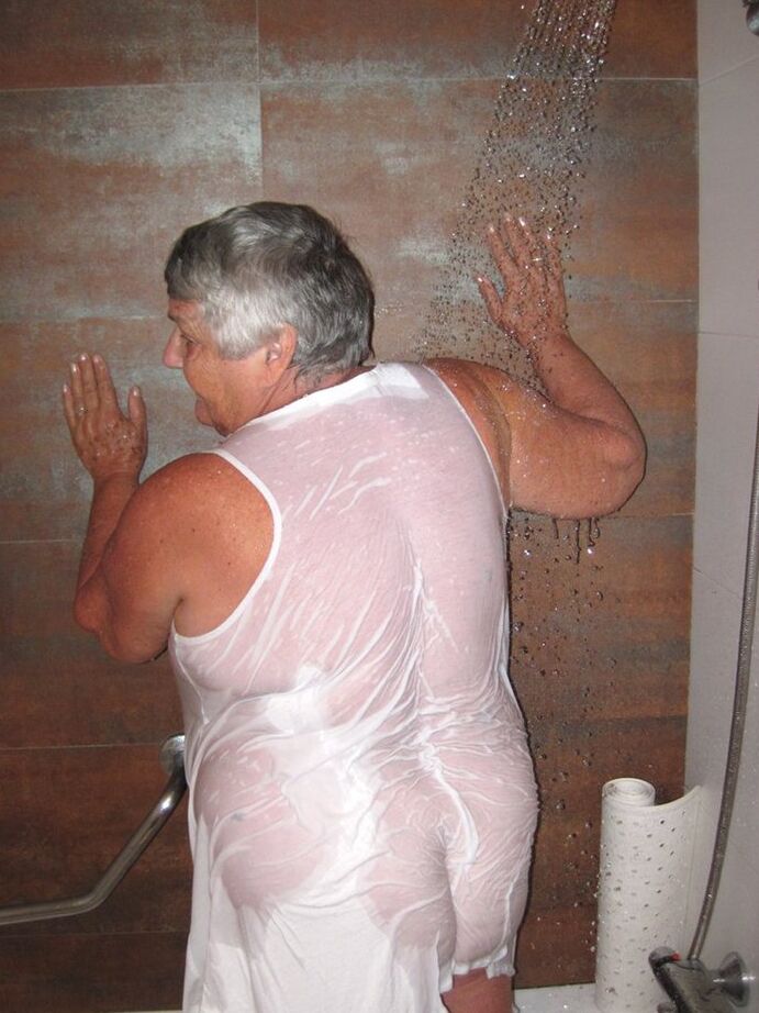 20P Die fettleibige Amateur-Oma Libby föhnt sich nach dem Duschen die Haare