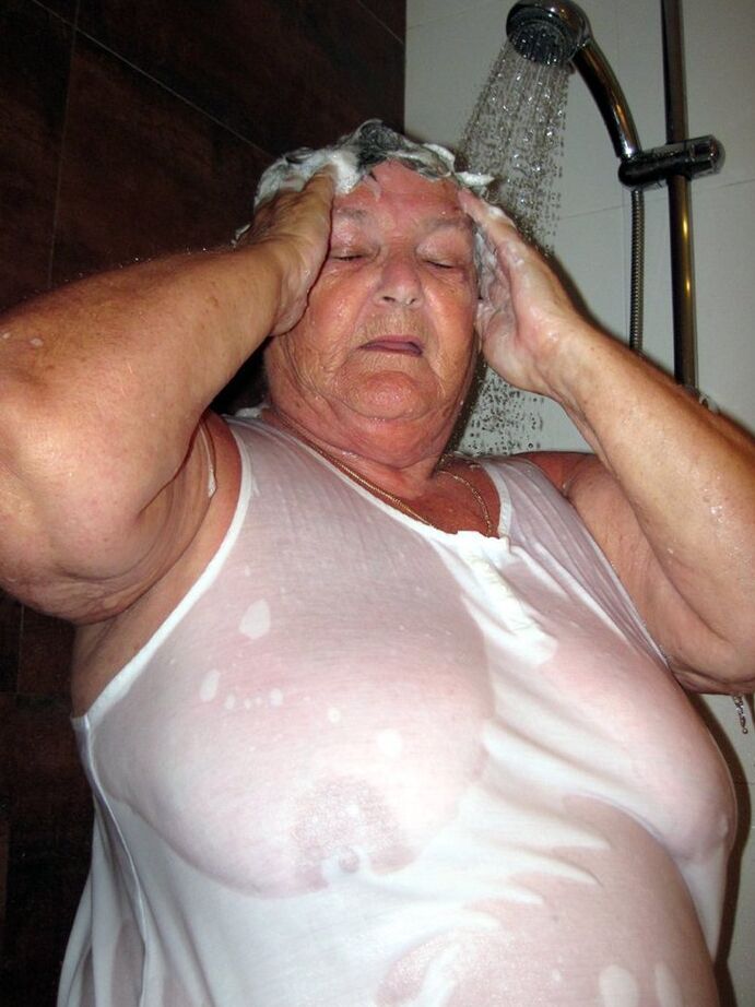 20P Die fettleibige Amateur-Oma Libby föhnt sich nach dem Duschen die Haare