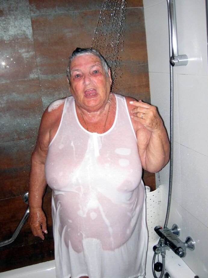 20P Die fettleibige Amateur-Oma Libby föhnt sich nach dem Duschen die Haare