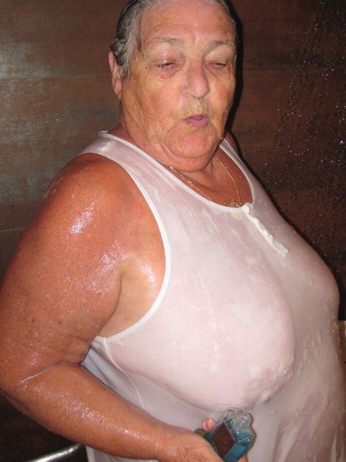 20P Die fettleibige Amateur-Oma Libby föhnt sich nach dem Duschen die Haare