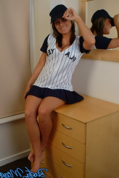 16P La tetona Megan se quita el uniforme de béisbol para hacer alarde de sus preciosos pechos maduros