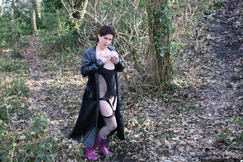 20P La madura británica Juicey Janey expone sus grandes tetas y su coño en el bosque