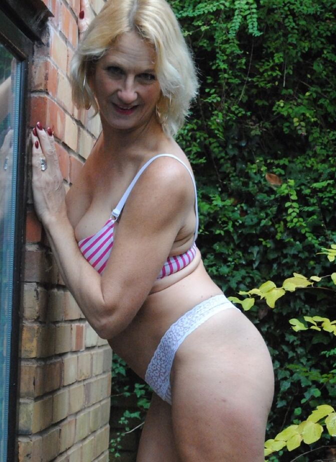 18P La linda MILF madura Molly se quita los pantalones cortos en el jardín para posar en tanga caliente