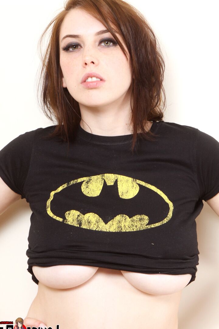 20P La modelo solista Louisa May libera grandes tetas naturales desde una camiseta en ropa interior