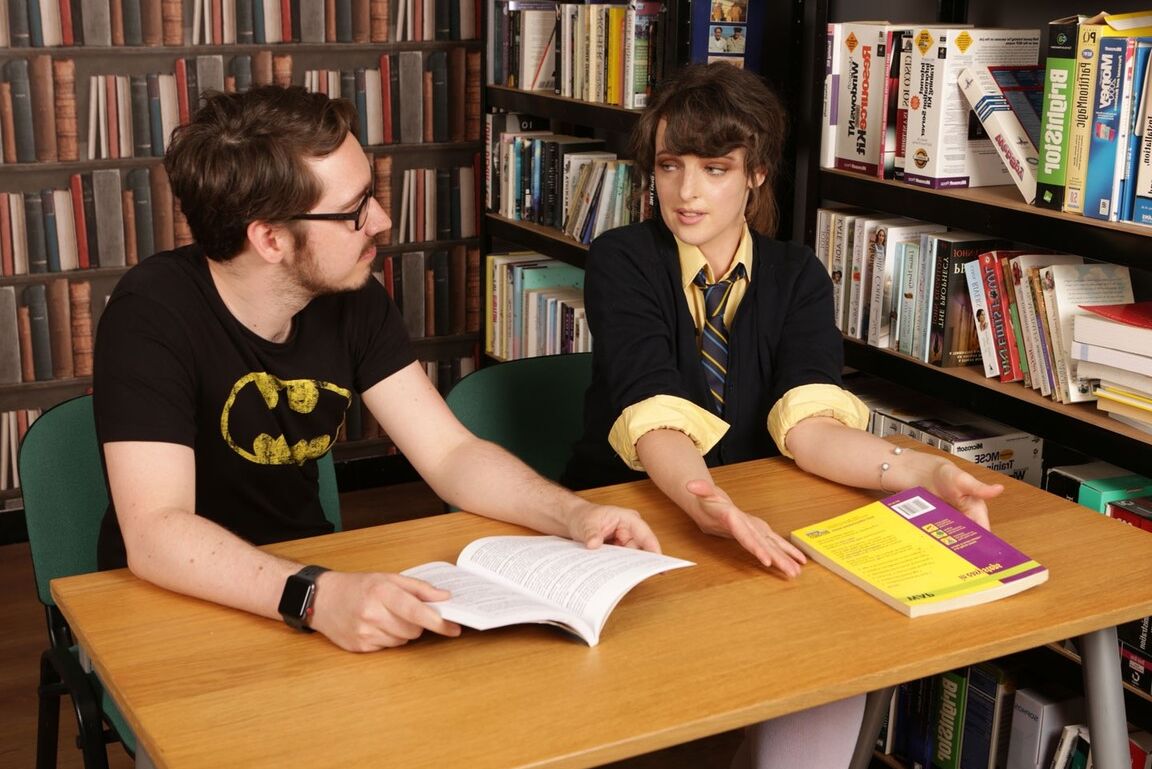 21P 3人の10代の色情狂が図書館で恥ずかしがり屋のオタクのペニスで遊ぶ