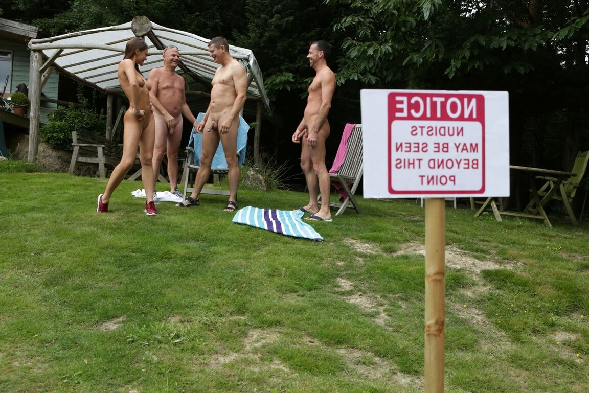 21P Alunas lindas vestidas explodem uma colônia de nudismo ao ar livre