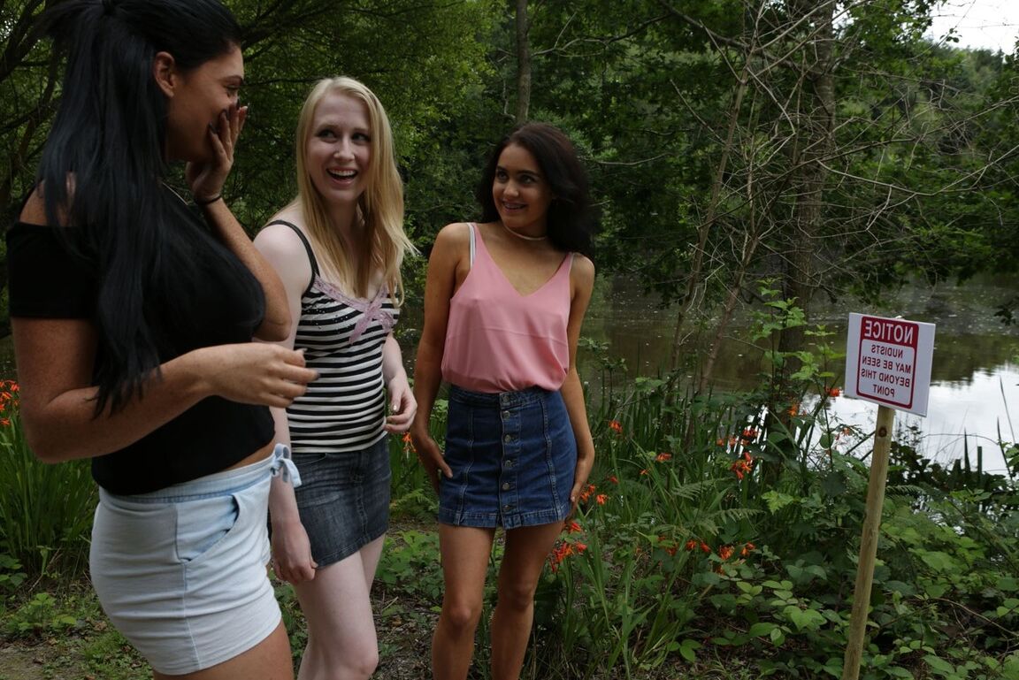 21P Alunas lindas vestidas explodem uma colônia de nudismo ao ar livre