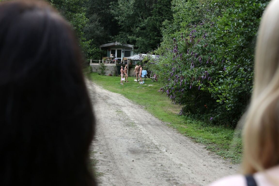 21P Alunas lindas vestidas explodem uma colônia de nudismo ao ar livre