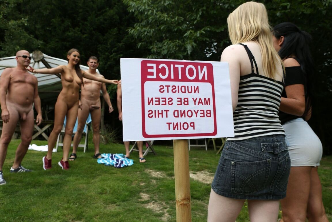 21P Alunas lindas vestidas explodem uma colônia de nudismo ao ar livre