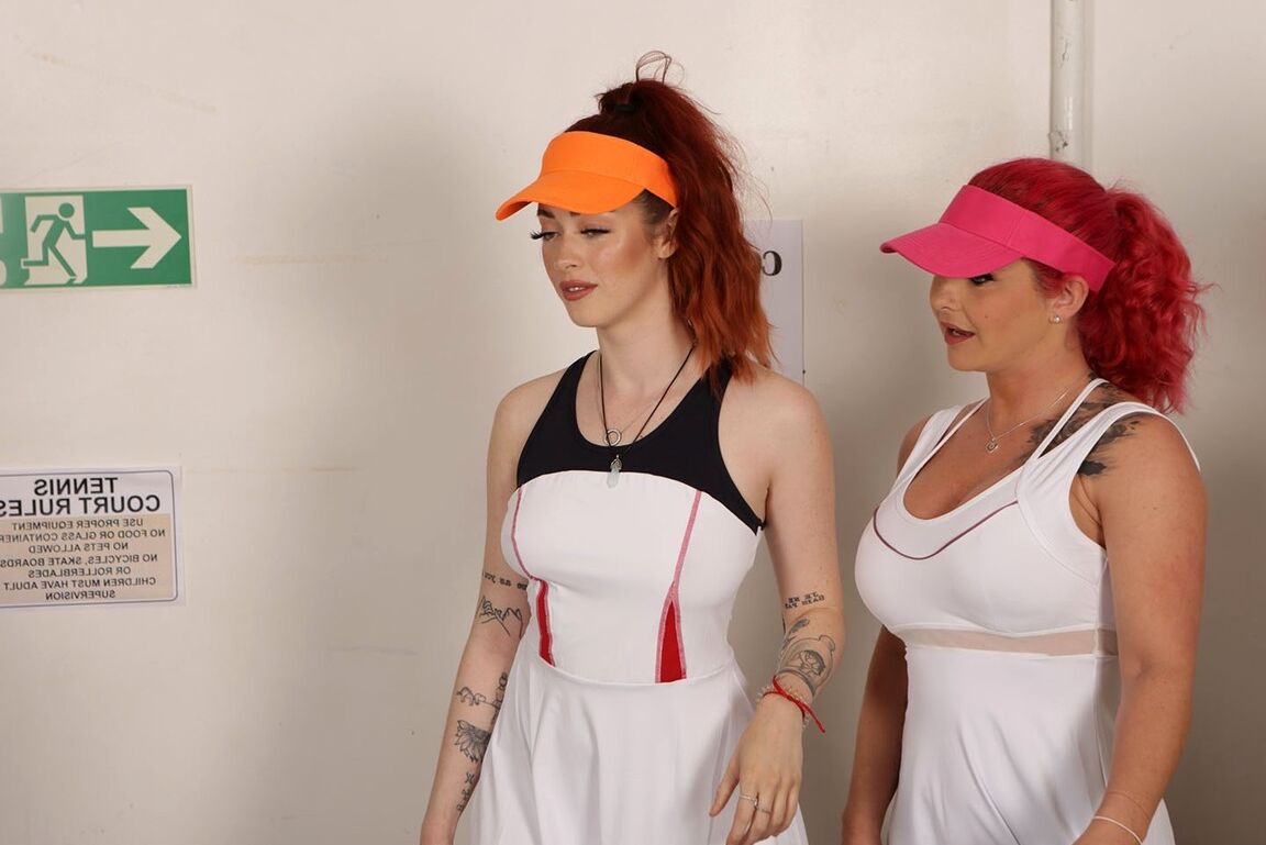 21P MILFs excitadas em roupas de tênis tiram a roupa de um cara velho e masturbam seu pau