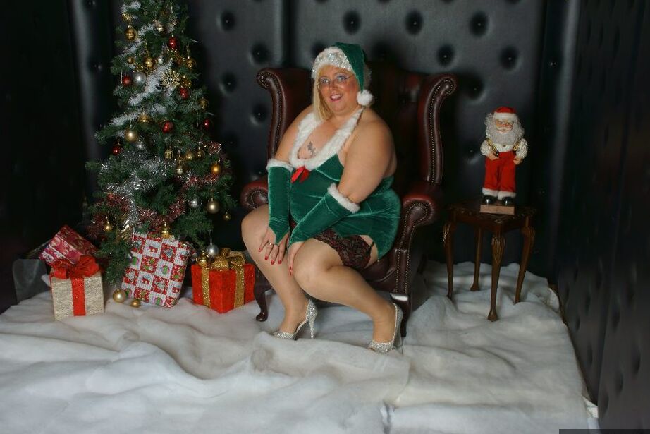 Die 20P dicke blonde Amateurin Lexie Cummings entblößt sich während eines Weihnachtsshootings