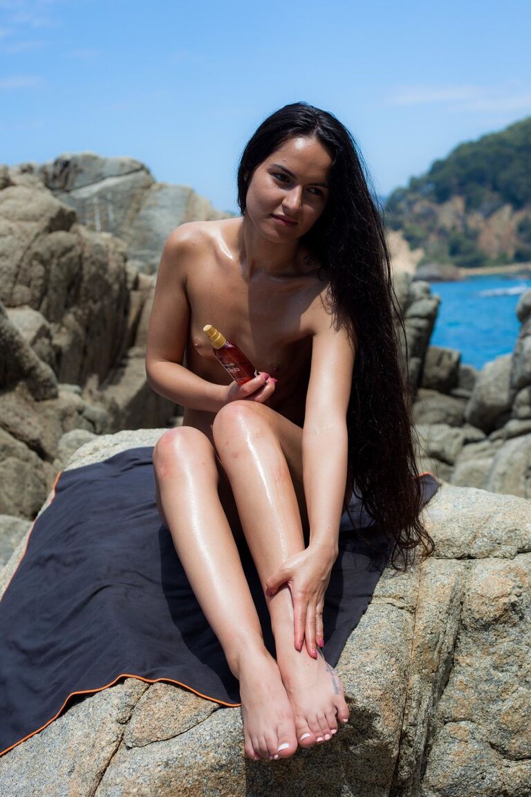 21P La jeune brune Monica Brown montre ses petits seins et se masturbe en plein air.