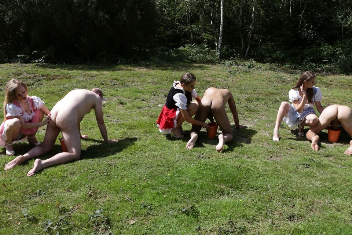 21P Três garotas do interior ordenhando paus de homens nus e fazendo-os gozar em baldes