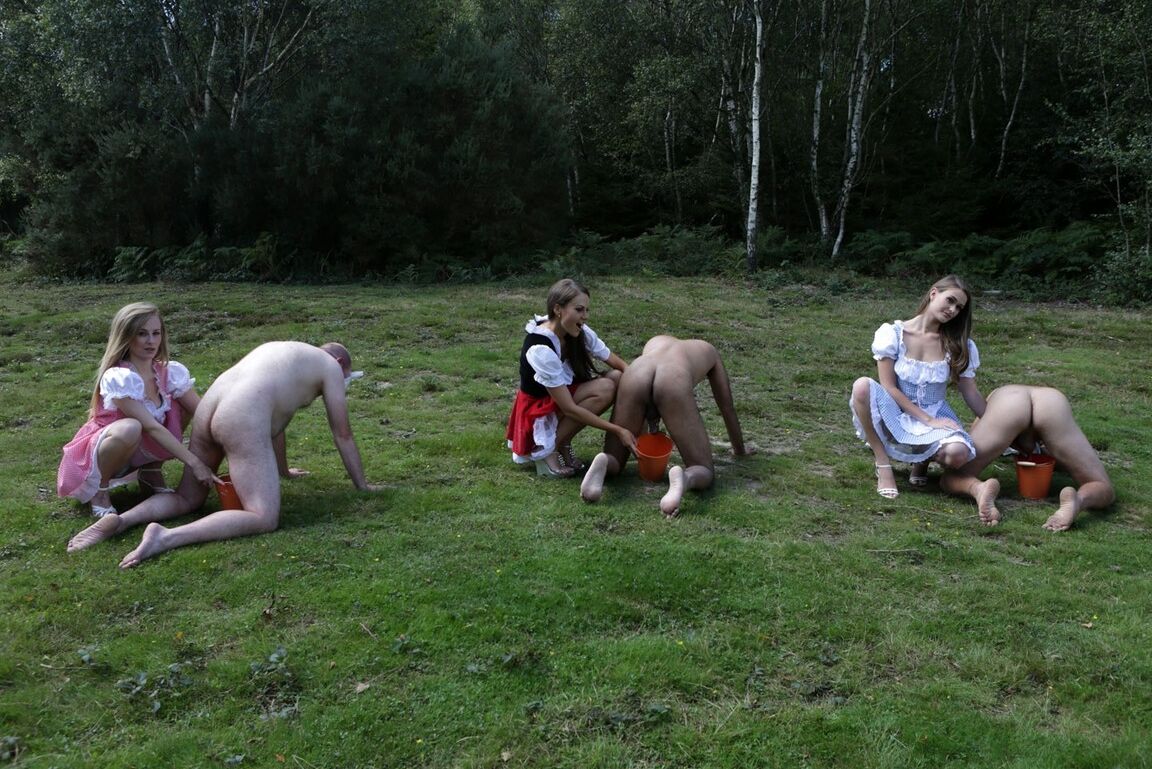 21P Três garotas do interior ordenhando paus de homens nus e fazendo-os gozar em baldes