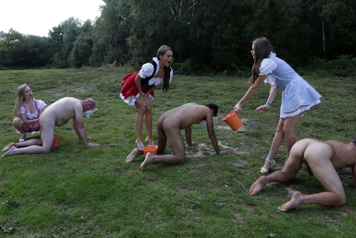 21P Três garotas do interior ordenhando paus de homens nus e fazendo-os gozar em baldes