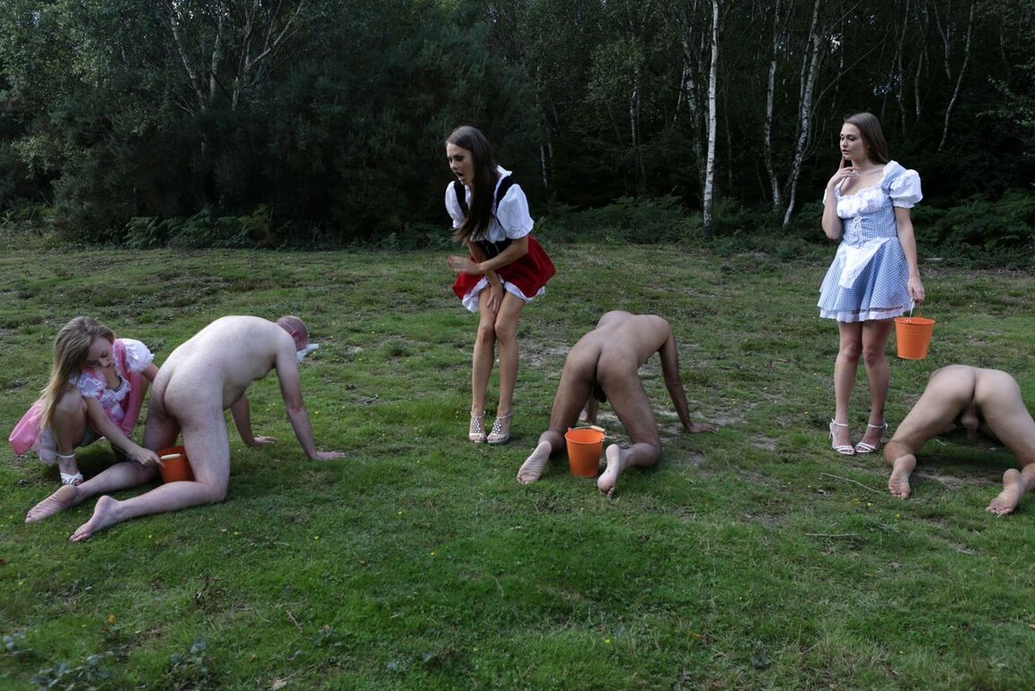 21P Três garotas do interior ordenhando paus de homens nus e fazendo-os gozar em baldes