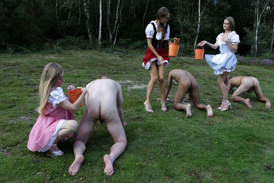 21P Três garotas do interior ordenhando paus de homens nus e fazendo-os gozar em baldes
