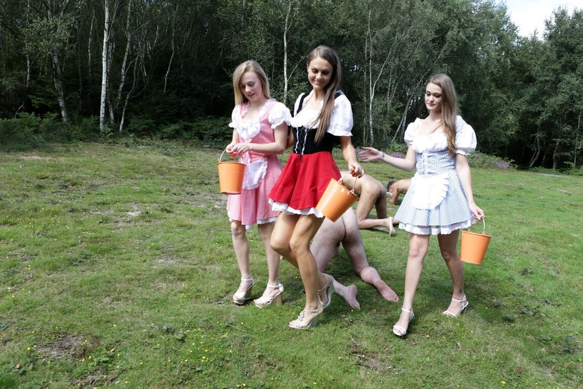 21P Três garotas do interior ordenhando paus de homens nus e fazendo-os gozar em baldes