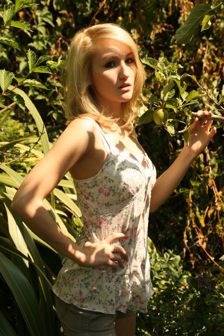 16P A loira amadora Rachelle Summers fica totalmente nua no mato