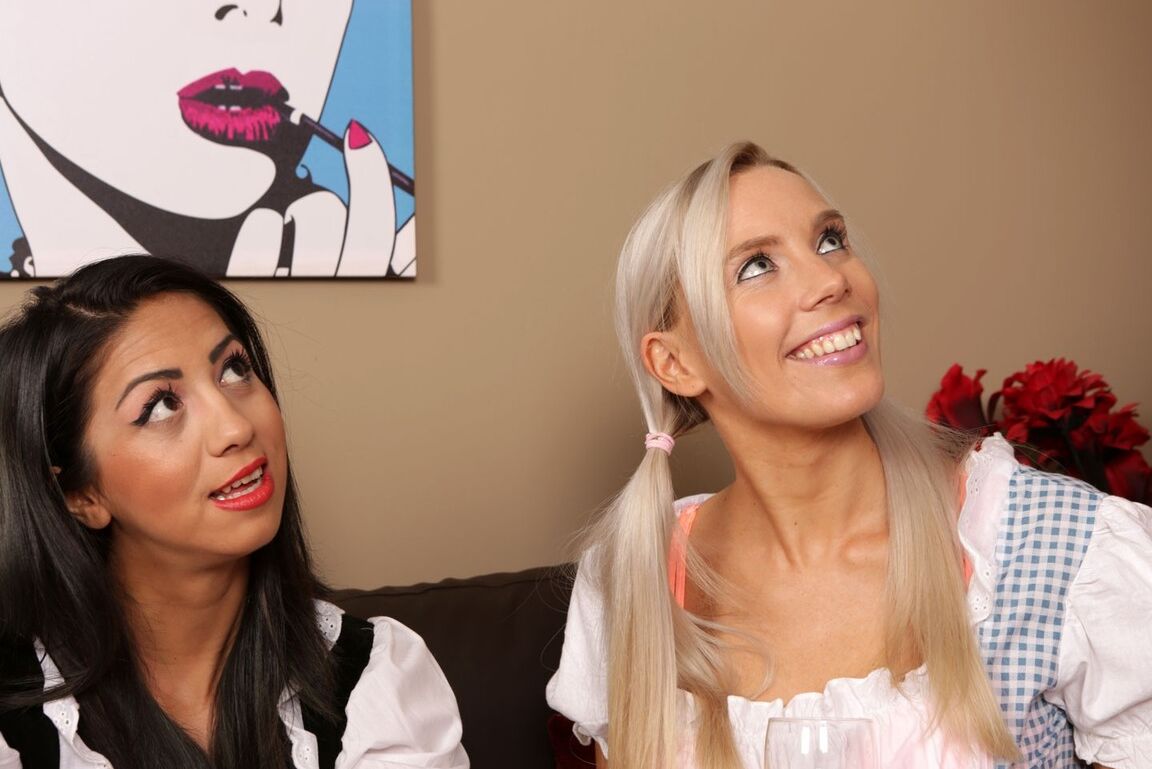 21P British sweetie Carmel Anderson and her friends suck an Irishman's dong
