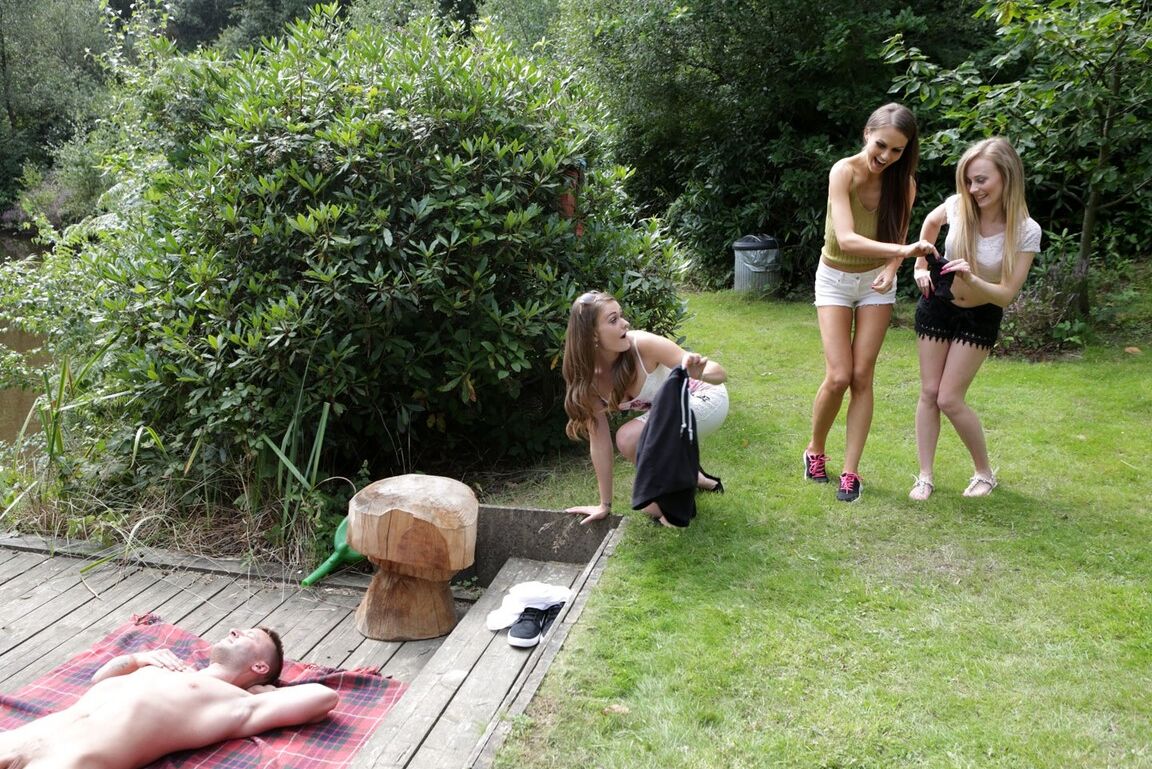 21P La dulce Tina Kay y sus amigas se hacen una paja y chupan una polla al aire libre