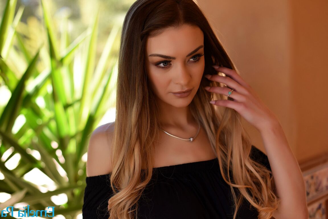 16P La hermosa Emelia Paige se quita el top sin mangas y las bragas sexys
