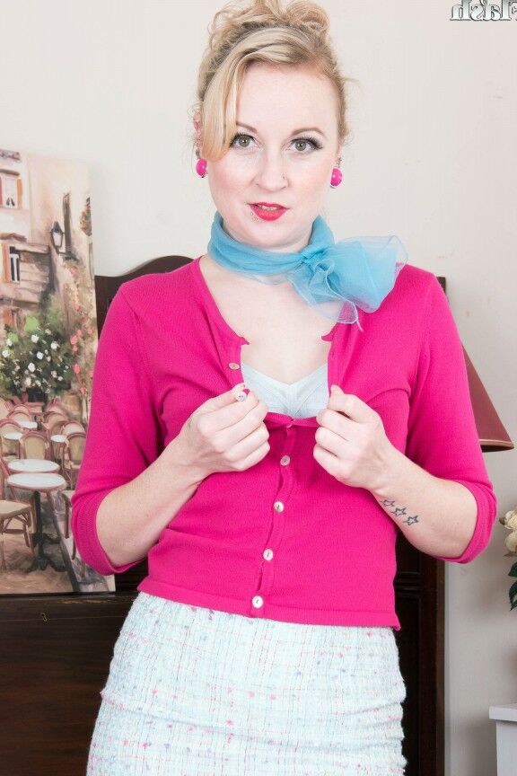 16P Die elegante britische Frau Kiana Kraze öffnet ihren Schlitz, nachdem sie ihre Retro-Kleidung ausgezogen hat